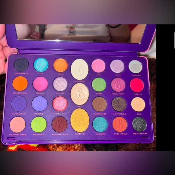 bratz x makeup revolution eyeshadow palette - Picture 4 of 5